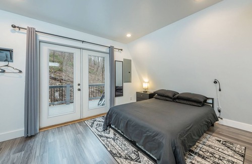 Weaverville House | Spacious A-Frame with Loft near Downtown