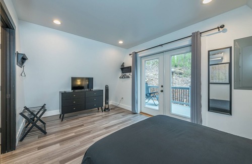 Weaverville House | Spacious A-Frame with Loft near Downtown