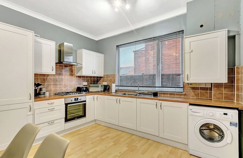 Portswood House | Spacious and Comfy 2 Bed Southampton Home Sleep 5