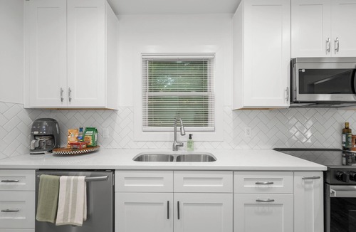 Charlotte House | Spacious and Modern 4 Bedroom, 2 Bathroom Home in the Heart of CLT