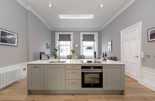 West End Apartment | Spacious Apartment close to Princes Street