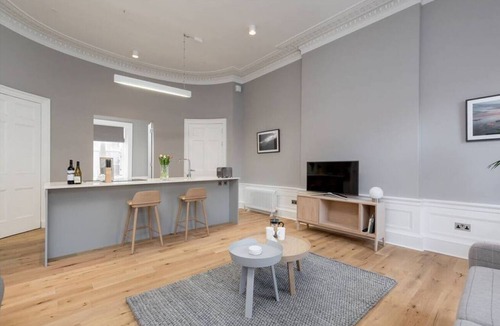 West End Apartment | Spacious Apartment close to Princes Street