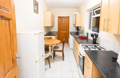 Birmingham House | Spacious Attic Double Room Near Birmingham City Centre