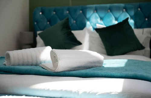 Herne Bay Apartment | Spacious Beachfront Getaway with Stunning Ocean Views & Parking