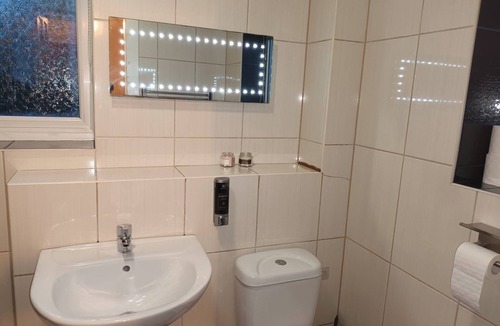 Stonnall House | Spacious Birmingham House - 7 Guests -Free Parking