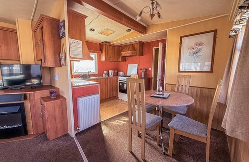 Lowestoft House | Spacious caravan for hire with decking by the beach in Suffolk ref 40094ND