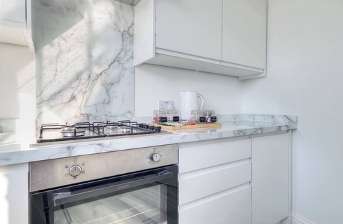 Maidstone Apartment | Spacious Central 2-Bed Apartment | Parking | Sleeps 5 | Family Friendly