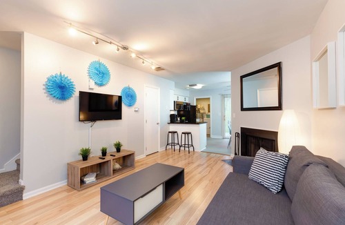 Carrboro House | Spacious & Charming ★ UNC Home ★ Monthly Townhome ★ Pet Friendly