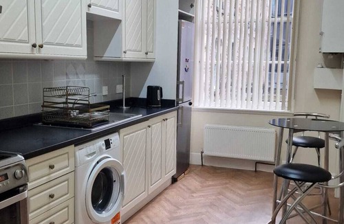 Old Town Apartment | Spacious Clean Central Near Train Stn & University