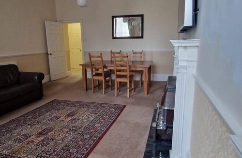 Old Town Apartment | Spacious Clean Central Near Train Stn & University