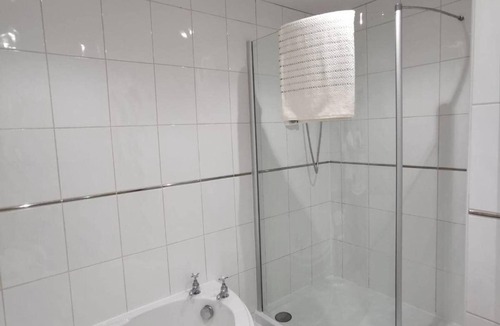 Old Town Apartment | Spacious Clean Central Near Train Stn & University