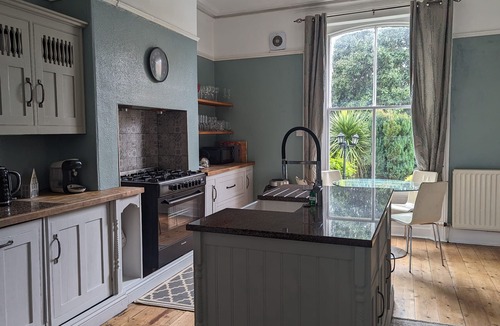 Leeds House | Spacious, Comfortable Georgian 4 brd Home, Headingly Stadium, Leeds Uni & Arena.