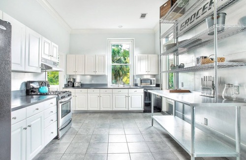 Old West Broad Neighborhood House | Spacious Downtown Historic District Loft, Walk Everywhere by Lucky Savannah