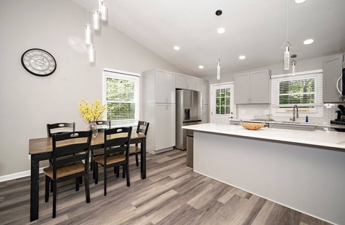 Cary House | Spacious Entire Home – Ideal for Groups & Families