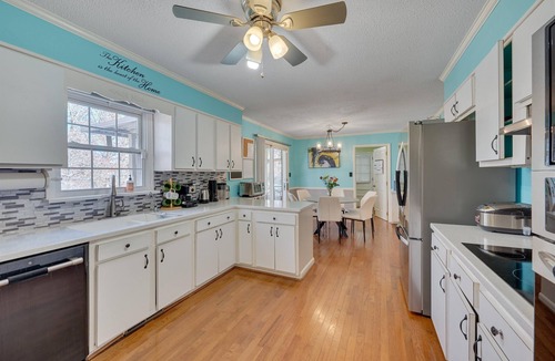 High Point House | Spacious Estate - Games, Karaoke, Sleeps 16!