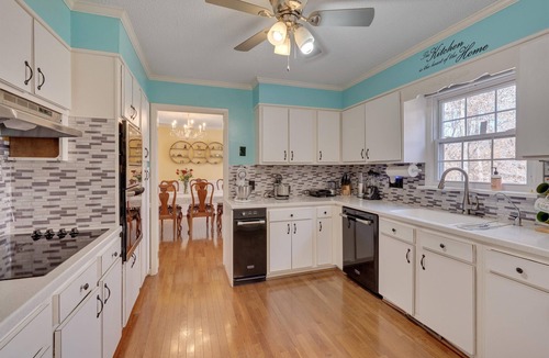 High Point House | Spacious Estate - Games, Karaoke, Sleeps 16!