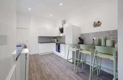 Sunderland Apartment | Spacious five Bedroom Family Home Group Stay WiFi