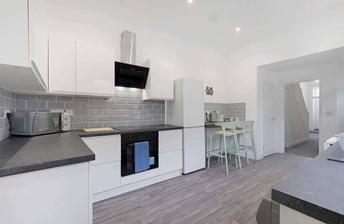 Sunderland Apartment | Spacious five Bedroom Family Home Group Stay WiFi