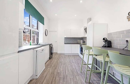 Sunderland Apartment | Spacious five Bedroom Family Home Group Stay WiFi