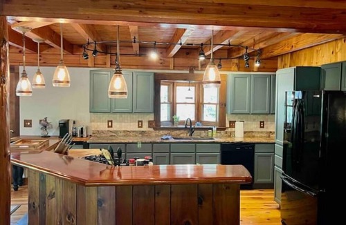 Brevard Cabin | Spacious, fun cabin-perfect for family & MTB group