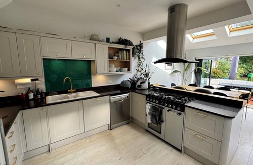 Norbiton House | Spacious and modern 4 bed with hot tub and large garden.