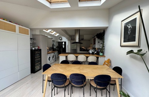 Norbiton House | Spacious and modern 4 bed with hot tub and large garden.