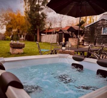 Wyboston House | Spacious Group Accommodation with Hot Tub Near Wyboston Lakes
