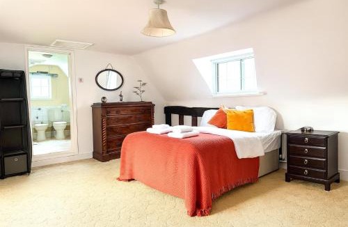 Wyboston House | Spacious Group Accommodation with Hot Tub Near Wyboston Lakes
