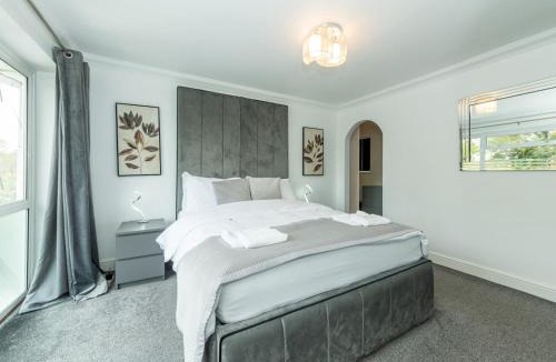 Tilehurst House | Spacious Home Heated Pool April-Sep in Tilehurst - Pass the Keys
