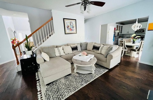 Charlotte House | Spacious Home Near 🚉 , Uptown, 🏈, ⚽, ⚾, PNC Pavilion, 🏁, UNCC & Airport!