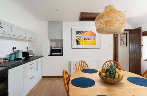 Treen House | Spacious home, walk to 3 beaches
