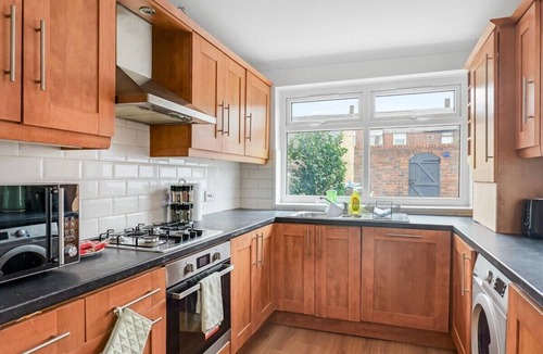 Warrington House | Spacious Home with 4 En-Suites