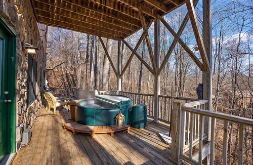North Fork Township Cabin | Spacious Log Cabin Near Hiking Trails