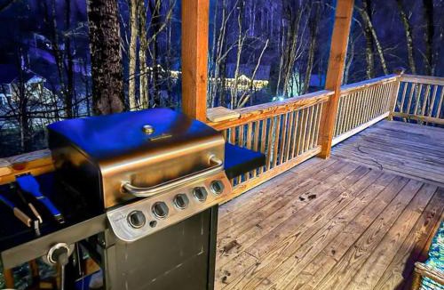 Wolf Laurel House | Spacious Log Cabin With Creek 2 Min From Ski Resort