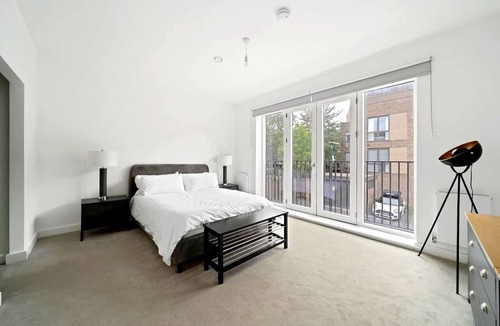 Queen's Park Apartment | Spacious London Townhouse with Parking