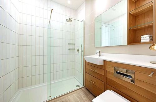 Queen's Park Apartment | Spacious London Townhouse with Parking