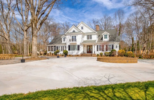Mills River House | Spacious Luxury Getaway - 8 bed/8bath, Countryside views and private pond