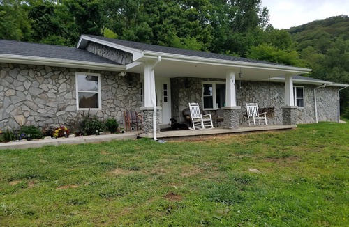 Banner Elk House | SPACIOUS LUXURY LODGE, 5 MIN TO SLOPES 2 FIREPLACES, POOLTABLE sleeps 16