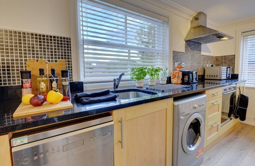 Leamington Spa Apartment | Spacious, modern 2 bed apt w/parking & Netflix