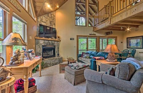 Sherwood Forest House | Spacious Maggie Valley Cabin with Hot Tub and MTN View
