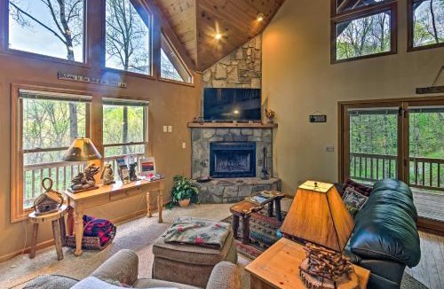 Sherwood Forest House | Spacious Maggie Valley Cabin with Hot Tub and MTN View