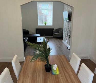 Anfield House | Spacious, Modern 4BR House, LFC, Free Parking