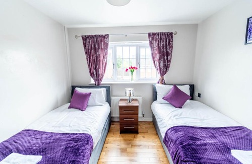 Bilston Apartment | Spacious Modern 6BR Home by Hyped Properties Best for Contractors & Relocators Near Centre with Parking