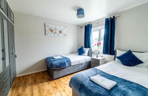 Bilston Apartment | Spacious Modern 6BR Home by Hyped Properties Best for Contractors & Relocators Near Centre with Parking