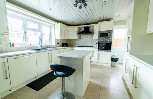 Bilston Apartment | Spacious Modern 6BR Home by Hyped Properties Best for Contractors & Relocators Near Centre with Parking