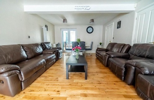 Bilston Apartment | Spacious Modern 6BR Home by Hyped Properties Best for Contractors & Relocators Near Centre with Parking