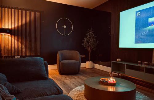 Sittingbourne Villa | Spacious & Modern House in Sittingbourne