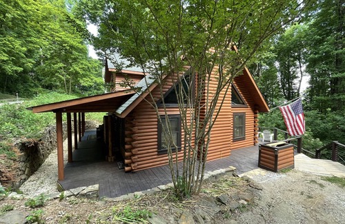 Spruce Pine Cabin | Spacious Mountain Home Close to Blue Ridge Pkwy w/Hot Tub