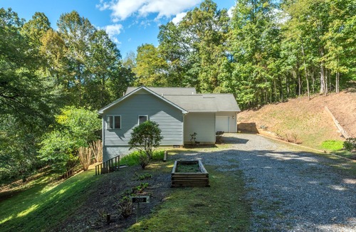 Burnsville Cabin | Spacious Mtn Getaway~Fire Pit+Grill, WiFi, Private, Mins to Downtown Burnsville!