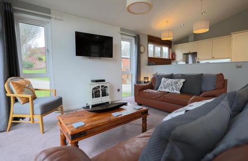 Liverton House | Spacious Oak Cabin with Hot Tub - Devon